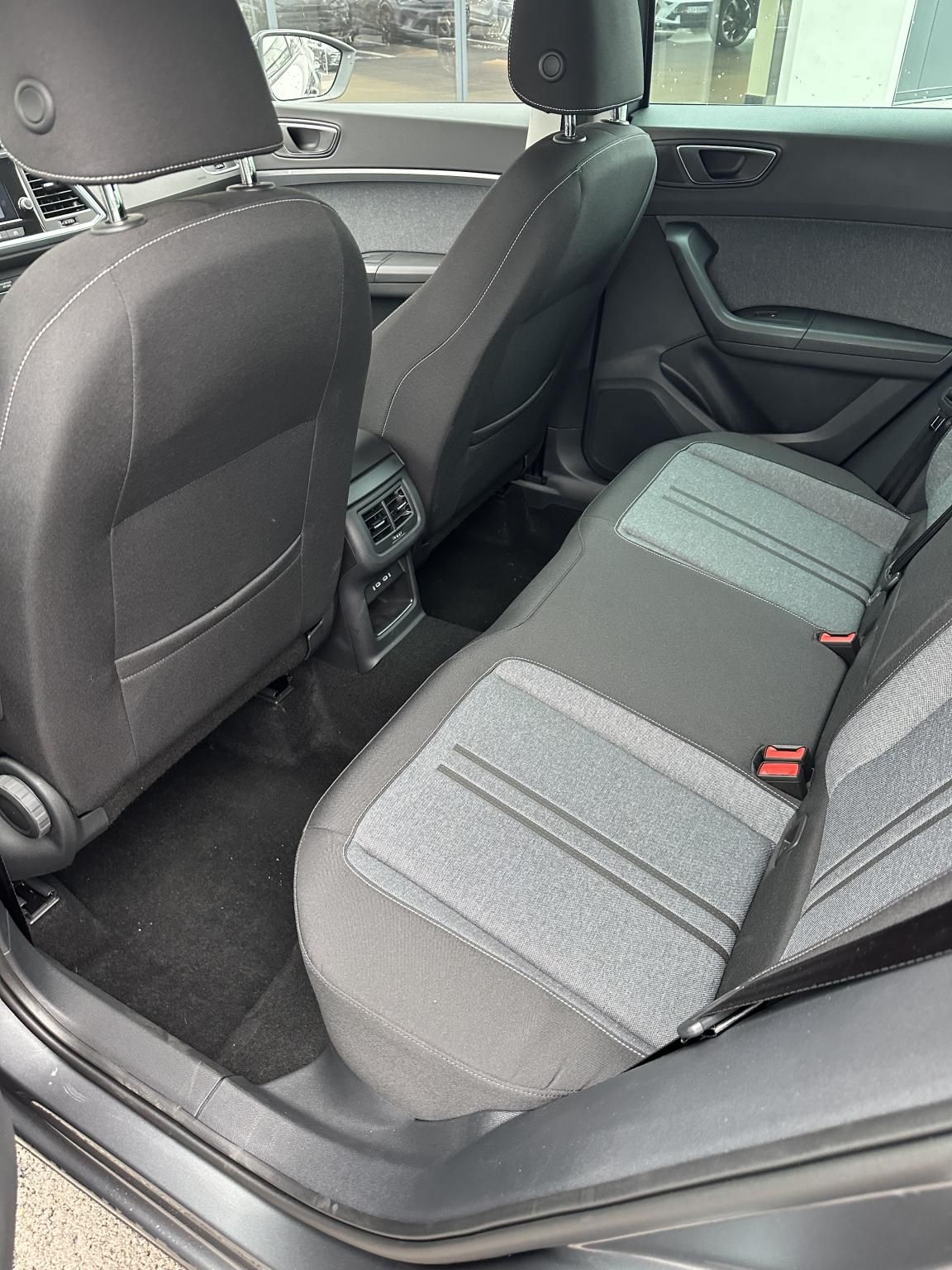 Seat Ateca 1,5 TSI 110 kW DSG Baujahr 2024, bílá, 8 km, Ungarn — Foto 8 von 9