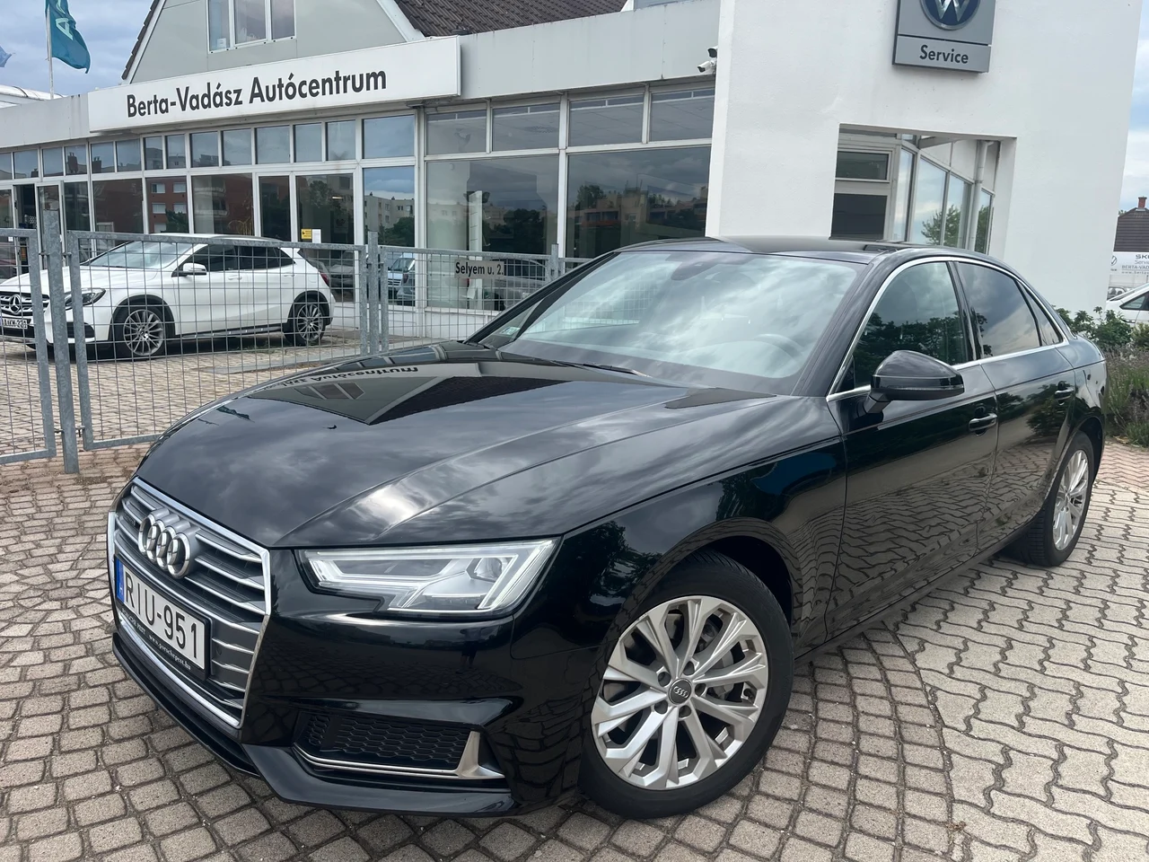 Audi A4 4x4 2,0 140 kW TDI Automatik Baujahr 2019, Mítoszfekete metál, 130.302 km, Ungarn — Foto 1