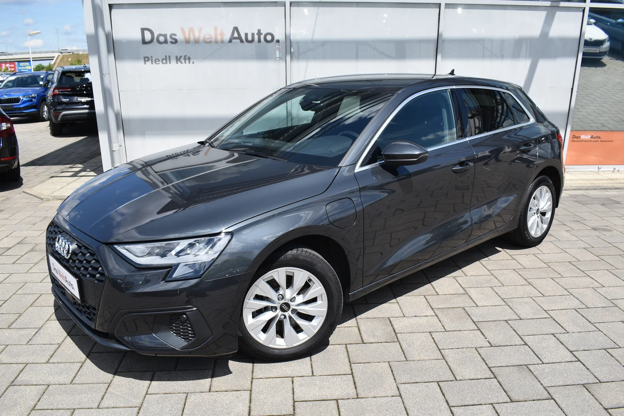 Audi A3 1,4 110 kW TFSI Automatik Baujahr 2022, középszürke - normál, 67.120 km, Ungarn — Foto 1