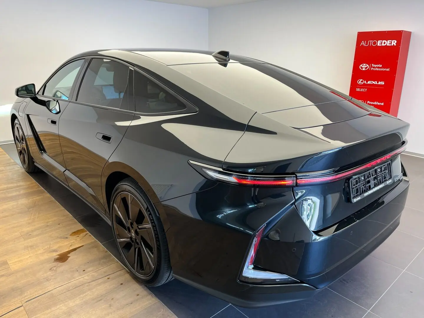 Lexus Es 500e Automatik, Tschechien — Foto 7 von 31
