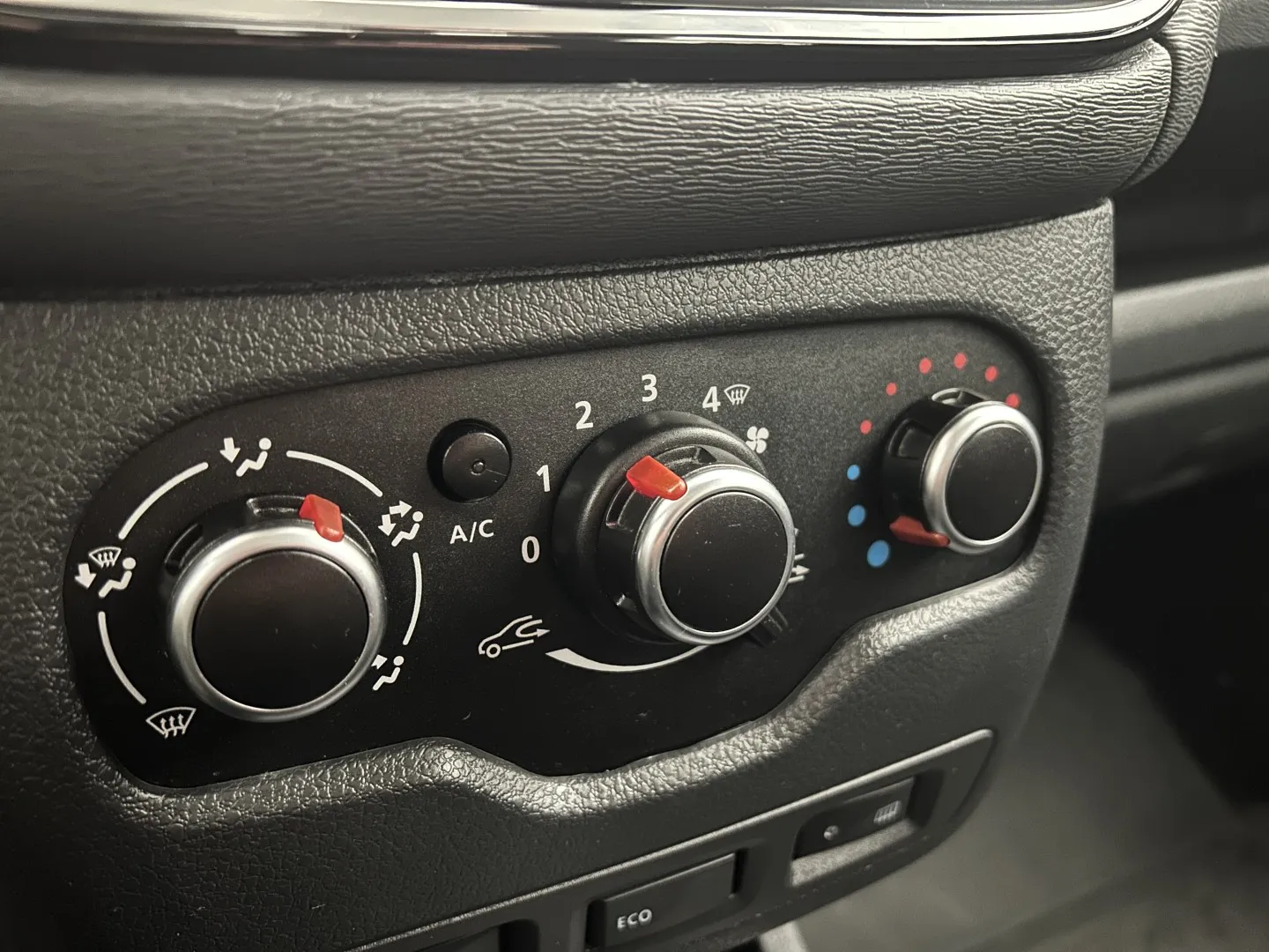 Dacia Dokker Arctica 75 kW 1.6 TCe Schaltgetriebe Baujahr 2018, 105.945 km, Tschechien — Foto 12 von 37