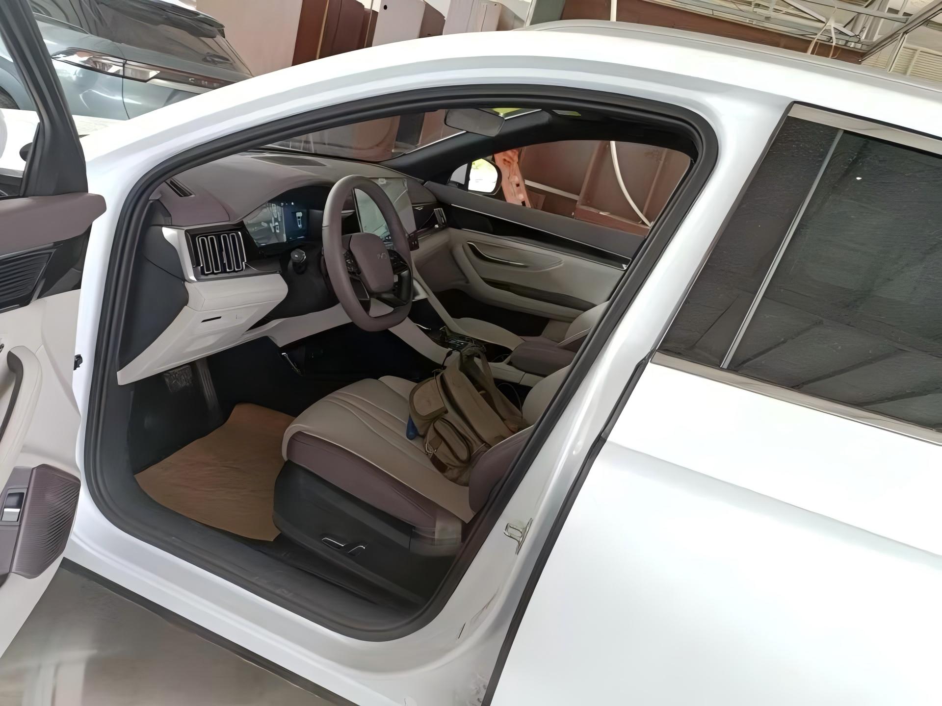 BYD Leopard 5 Automatik Baujahr 2025, 22.000 km, Polen — Foto 2 von 6