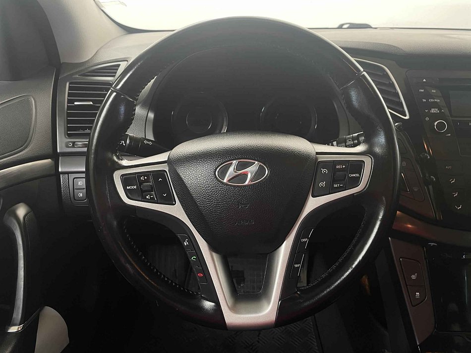 Hyundai i40 100 kW 1.7 CRDi Schaltgetriebe Baujahr 2014, 197.205 km, Tschechien — Foto 12 von 16