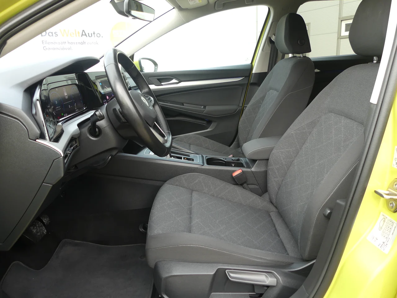 Volkswagen Golf 1,0 81 kW DSG Baujahr 2021, Lime-sárga metál, 118.549 km, Ungarn — Foto 7 von 15