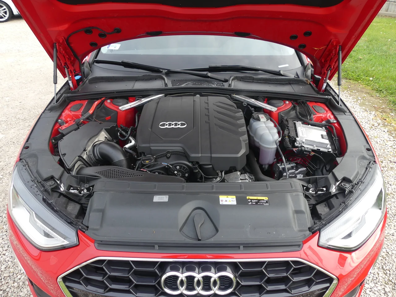 Audi A4 2,0 150 kW TFSI Automatik Baujahr 2023, Tangóvörös metál, 65.109 km, Ungarn — Foto 12 von 13