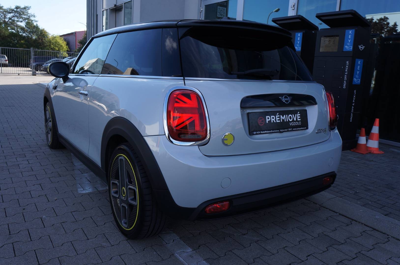 MINI Cooper E 135 kW Automatik Baujahr 2021, weiß, 44.400 km, Slowakei — Foto 6 von 40