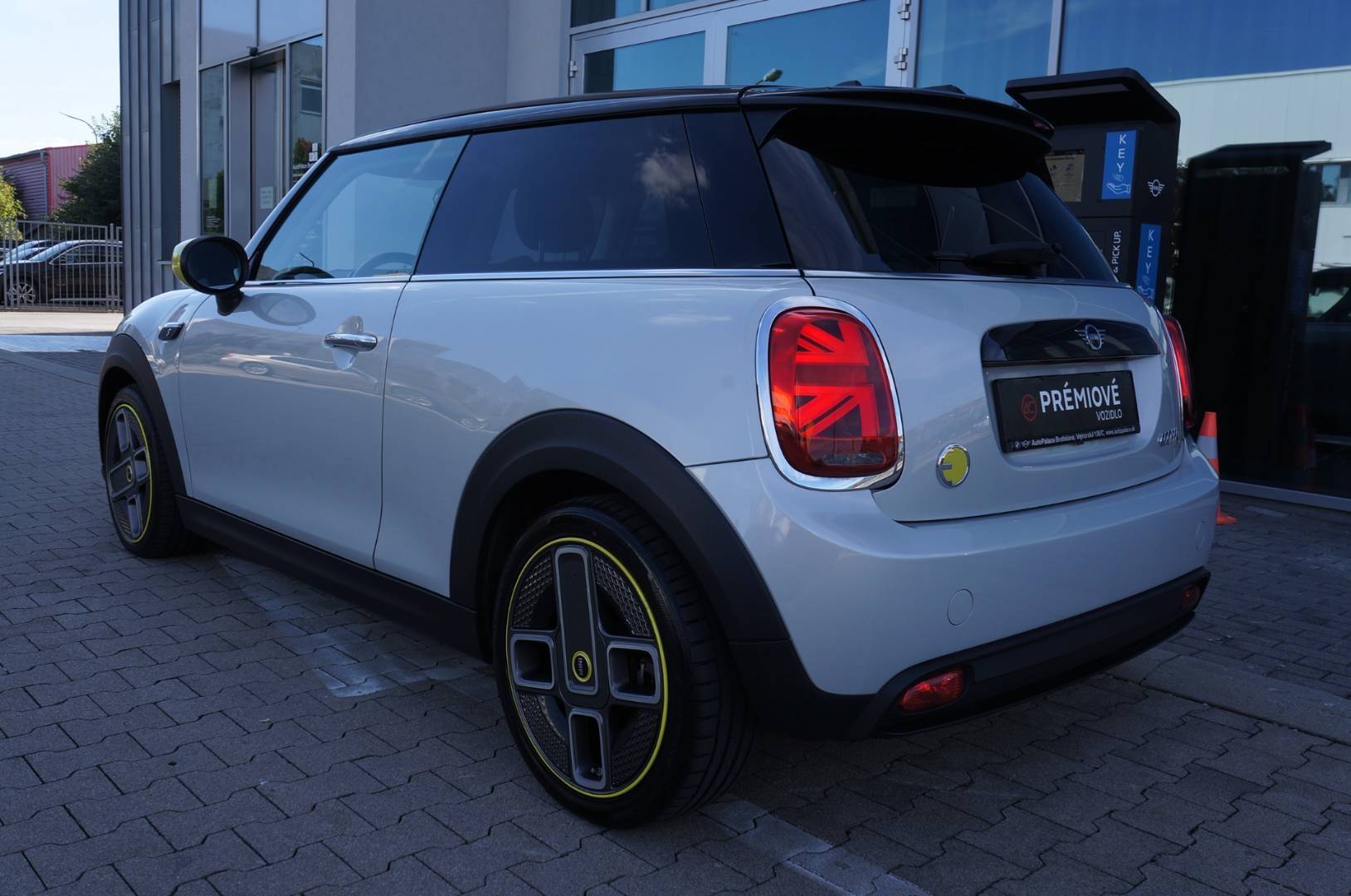 MINI Cooper E 135 kW Automatik Baujahr 2021, weiß, 44.400 km, Slowakei — Foto 7 von 40