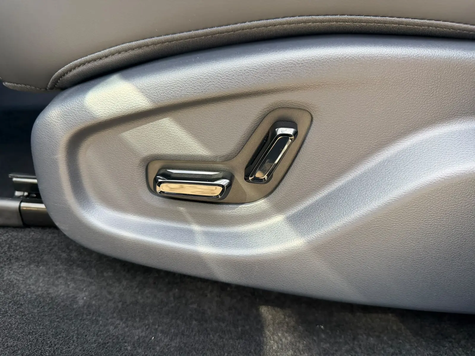 Geely E5 160 kW Automatik, grau, 99 km, Deutschland — Foto 15 von 28