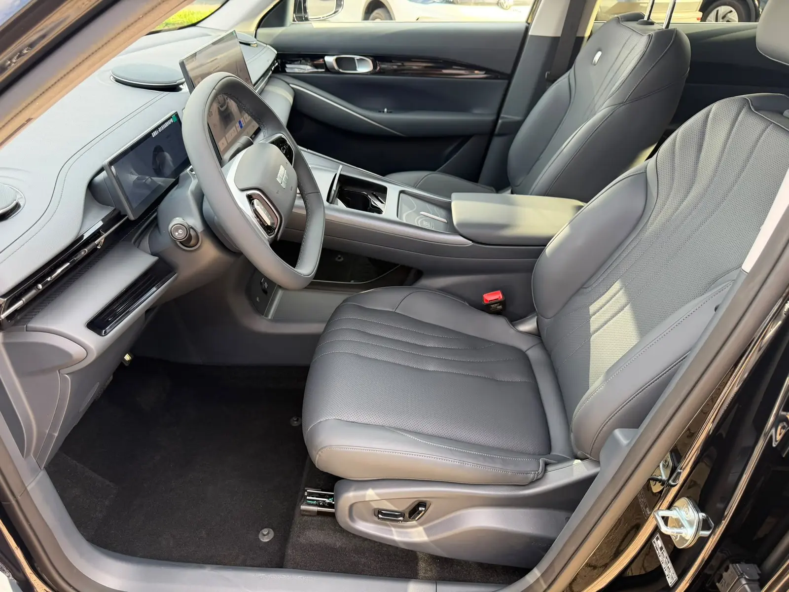 Geely E5 160 kW Automatik, schwarz, 99 km, Deutschland — Foto 11 von 27
