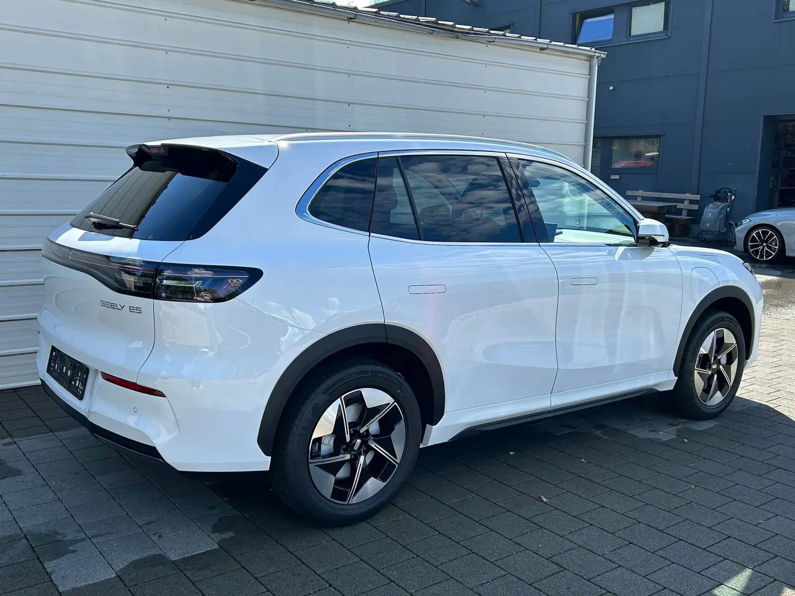 Geely E5 160 kW 68,4 Automatik Baujahr 2026, weiß, 25 km, Deutschland — Foto 4 von 16