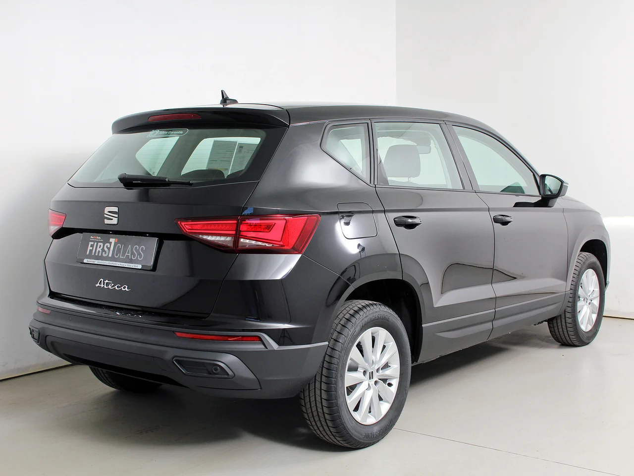 Seat Ateca 1,0 TSI 85 kW Schaltgetriebe Baujahr 2026, Panther-Schwarz Metallic, 7.058 km, Österreich — Foto 2 von 12
