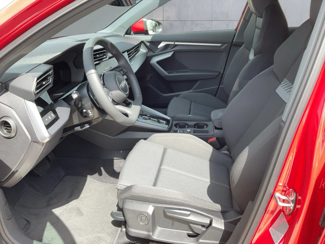 Audi A3 1,5 85 kW TFSI Automatik Baujahr 2026, Progressivrot Metallic, 3.160 km, Österreich — Foto 9 von 23