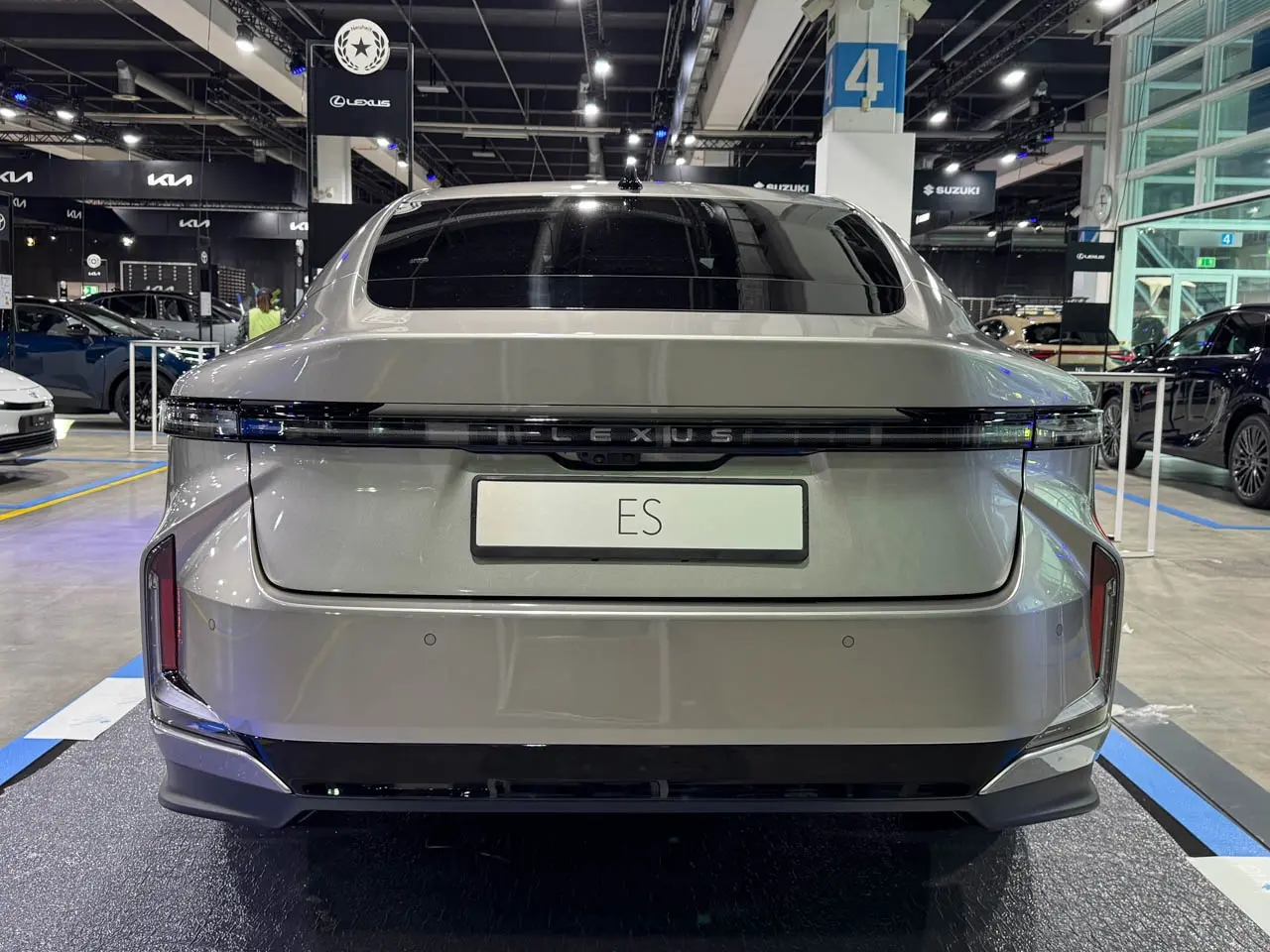 Lexus Es 300h Automatik, Polen — Foto 2 von 10