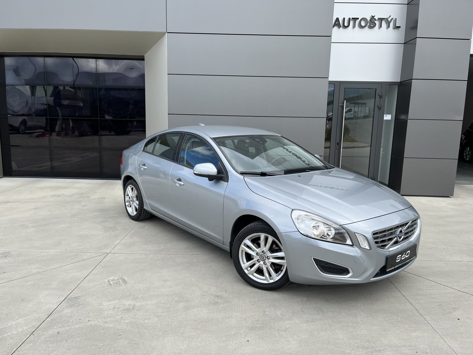 Volvo s60 Schaltgetriebe Baujahr 2012, 184.000 km, Slowakei — Foto 2 von 38
