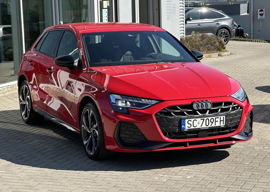 Audi A3 TFSI 200 kW Automatik Baujahr 2025, czerwony, 21.000 km, Polen — Foto 3 von 8