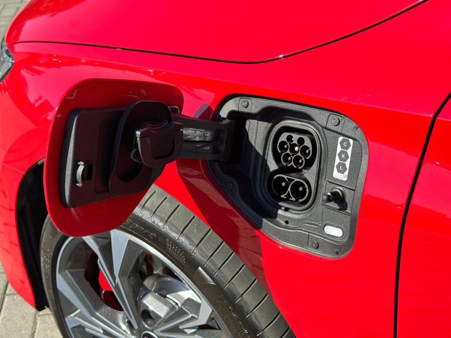 Audi A3 TFSI 200 kW Automatik Baujahr 2025, czerwony, 21.000 km, Polen — Foto 5 von 8