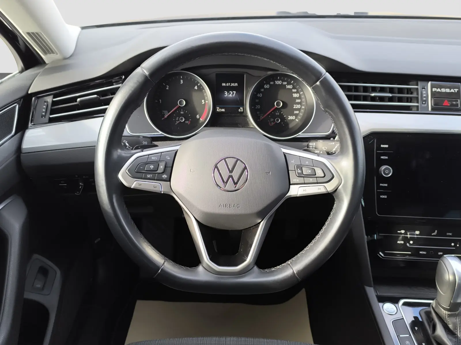 Volkswagen Passat 110 kW 2.0 TDI DSG Baujahr 2020, grau, 42.500 km, Deutschland — Foto 13 von 19