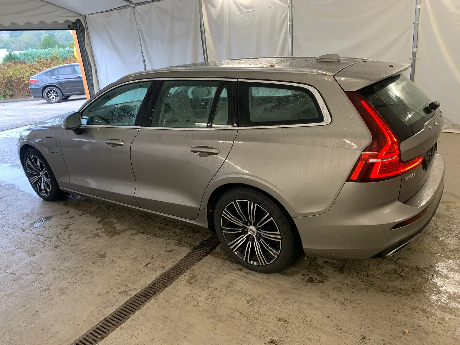 Volvo V60 4x4 2,0 257 kW PHEV Automatik Baujahr 2022, grau, 138.059 km, Deutschland — Foto 7 von 17