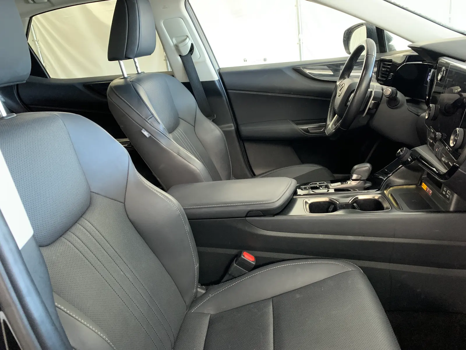 Lexus NX 2,5 179 kW Automatik Baujahr 2023, schwarz, 76.871 km, Deutschland — Foto 4 von 15